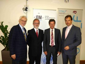 Dr. Erhard Busek (Vorsitzender IDM), Prof. Miroslav Veskovic (Preisträger), Prof. Karlheinz Töchterle (Forschungsminister), Jürgen Raizner (SDZ-Leiter)